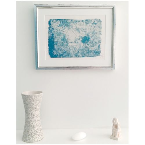 tirage cyanotype supsendu dans cadre photo à poser